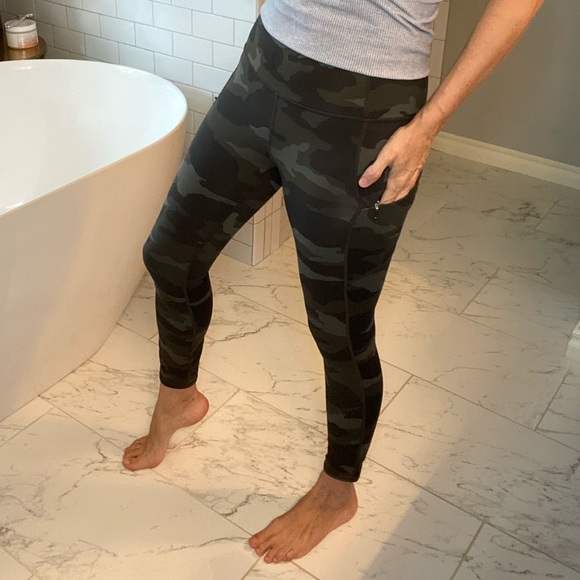 Athleta Camo Contender 7/8 Tight in olive camo - Picture 2 of 9